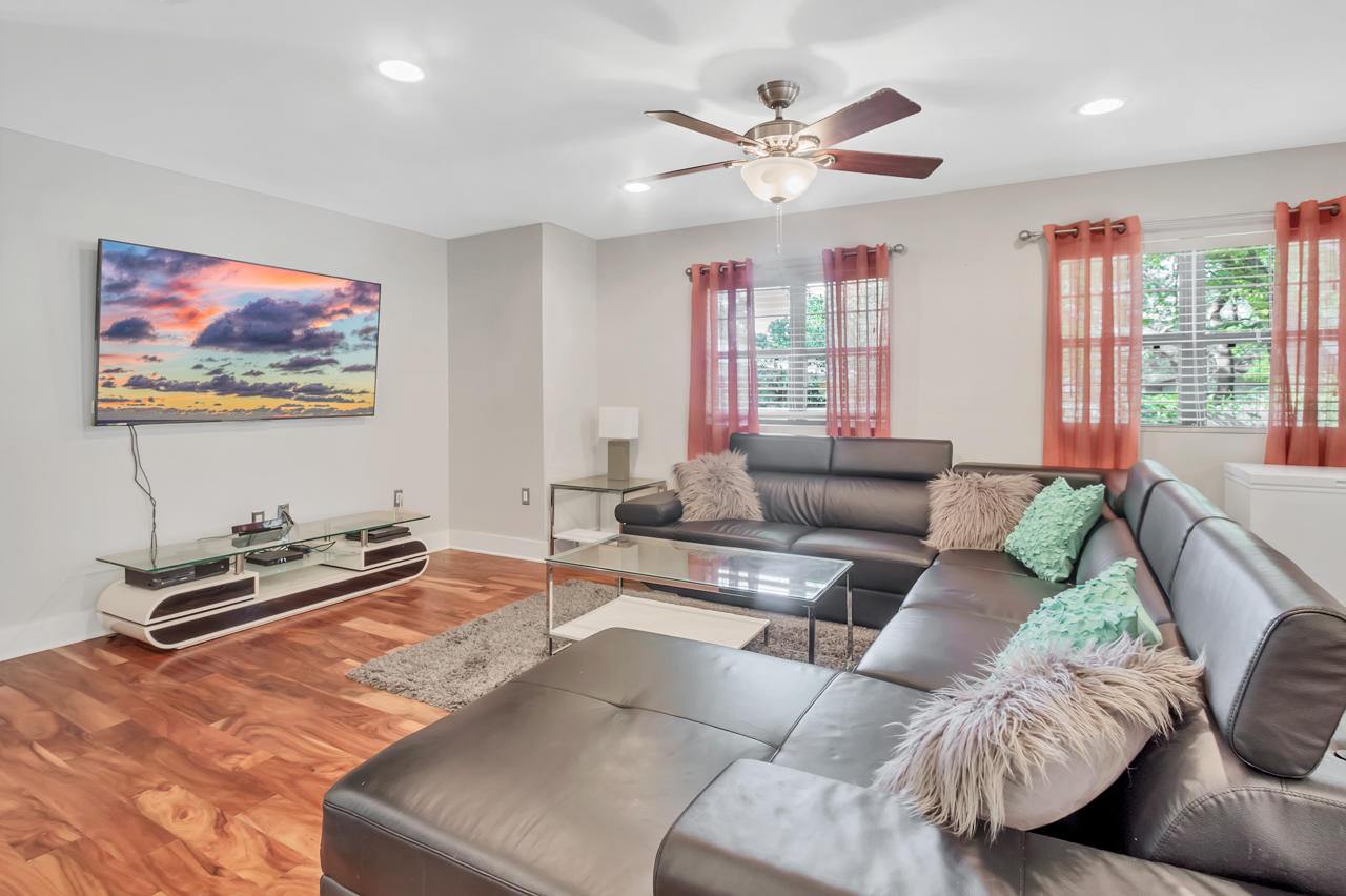 GREY MOSS POINT S/D LOT 13 BLK 3 - Residential