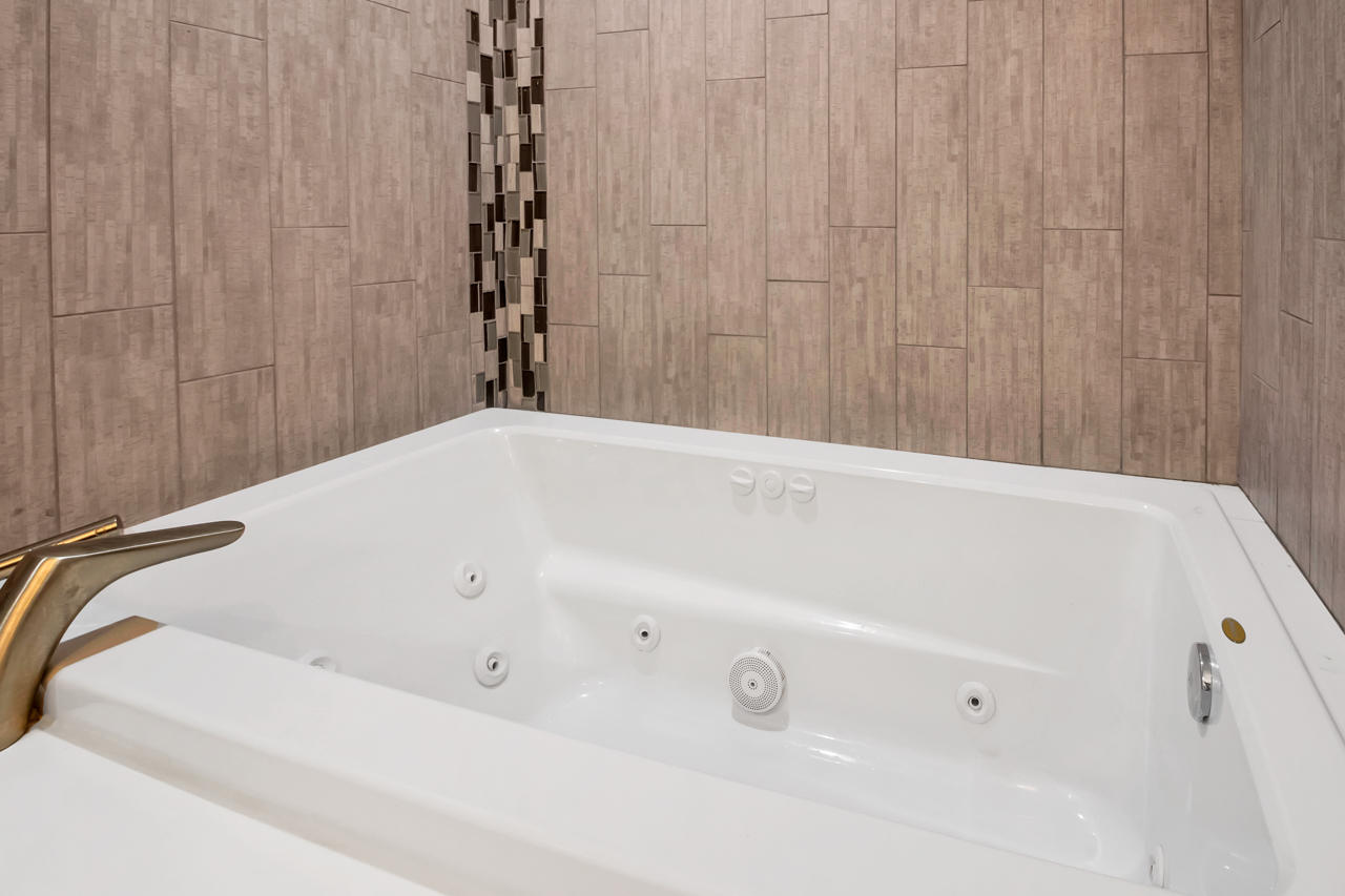 GREY MOSS POINT S/D LOT 13 BLK 3 - Residential