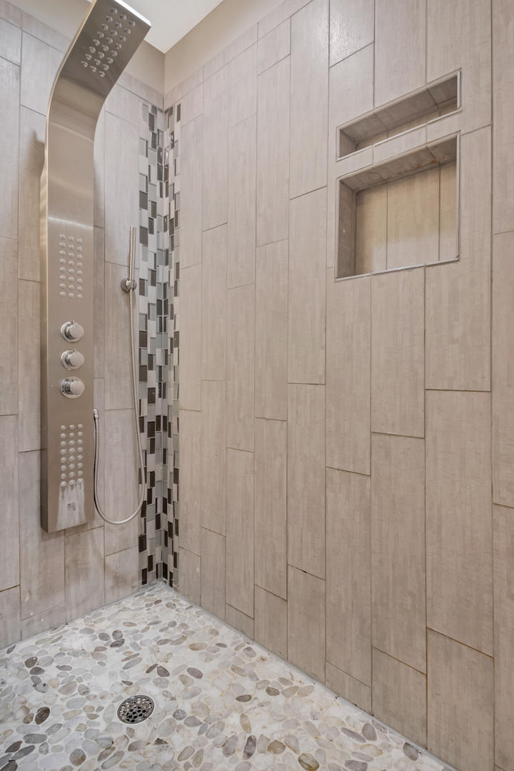 GREY MOSS POINT S/D LOT 13 BLK 3 - Residential