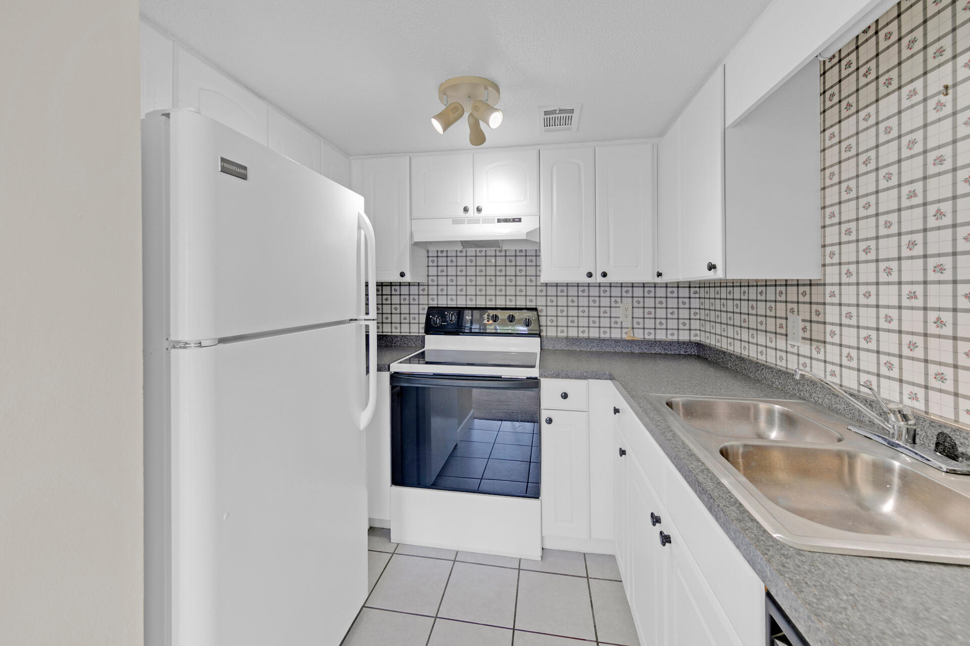 FINISTERRA CONDO - Residential