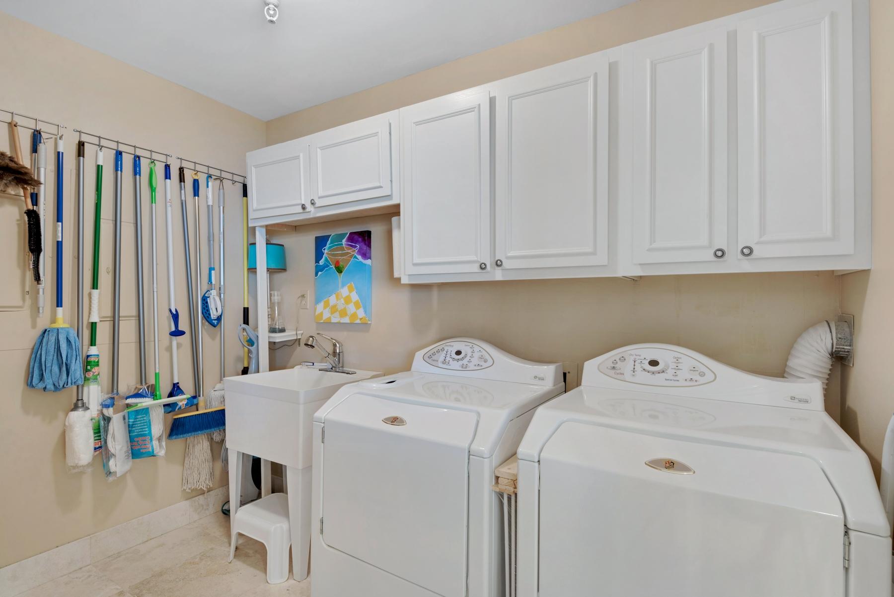 REGENCY TOWERS - Residential