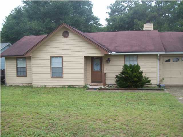 SOUTH OF I-10,3 BDRM/2BTH/1 CAR GARAGE/FENCED BACK YARD.