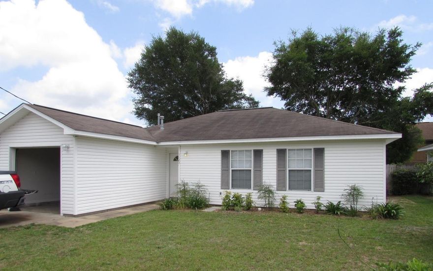 In the Heart of Niceville, 3 bedroom 2 bath house with a single car garage. Kitchen fully equipped with stove/oven, dishwasher, and Refrigerator. House will be available to move into on the 14th of May. All adults living at the property must fill out an application and be on the lease. Tenants pay a carpet cleaning fee and a rekey with the first months rent.
