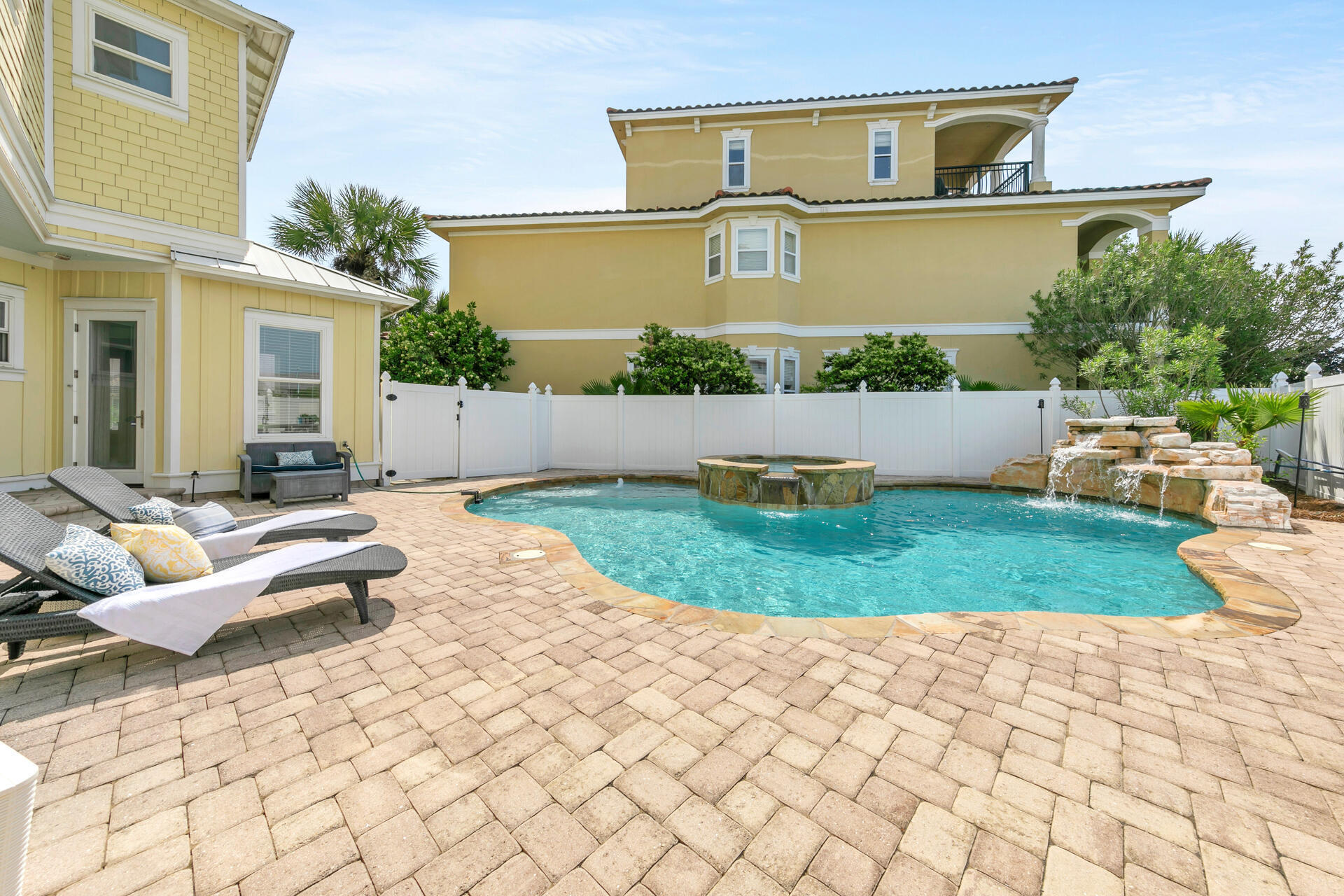 EMERALD WATERS VILLAGE - Residential