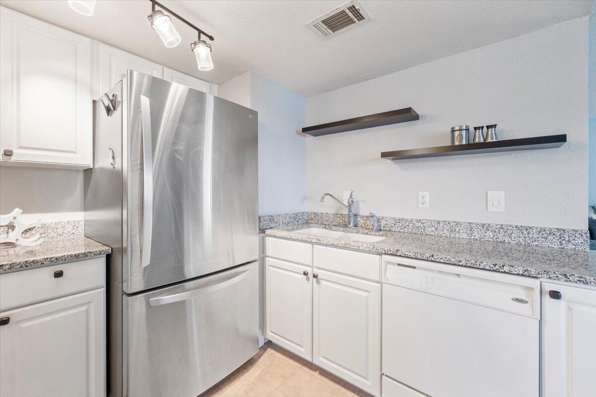 FINISTERRA CONDO - Residential