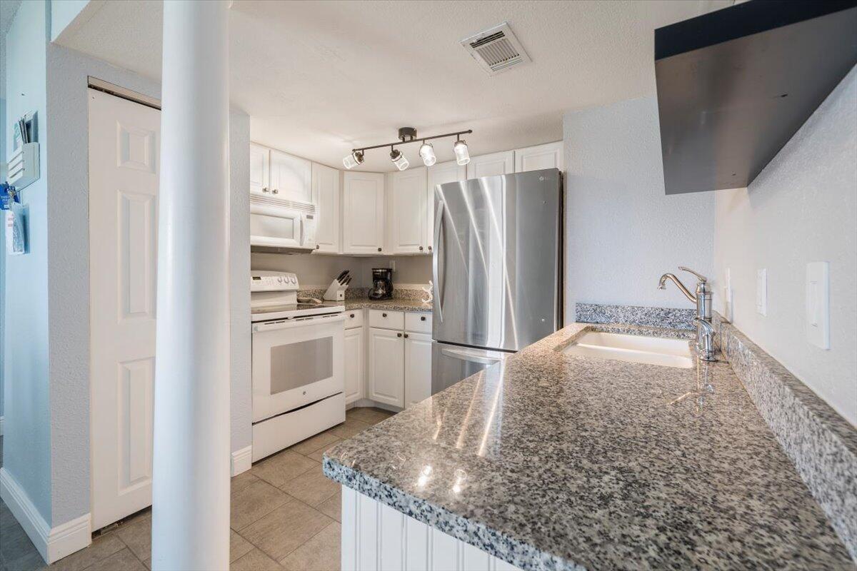 FINISTERRA CONDO - Residential