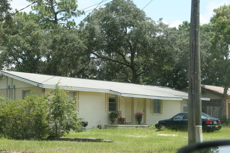 NO PETS AFFORDABLE LIVING MINUTES TO EGLIN/ HURLBURT FIELD AND THE ARMY 7TH SFG NO SMOKING