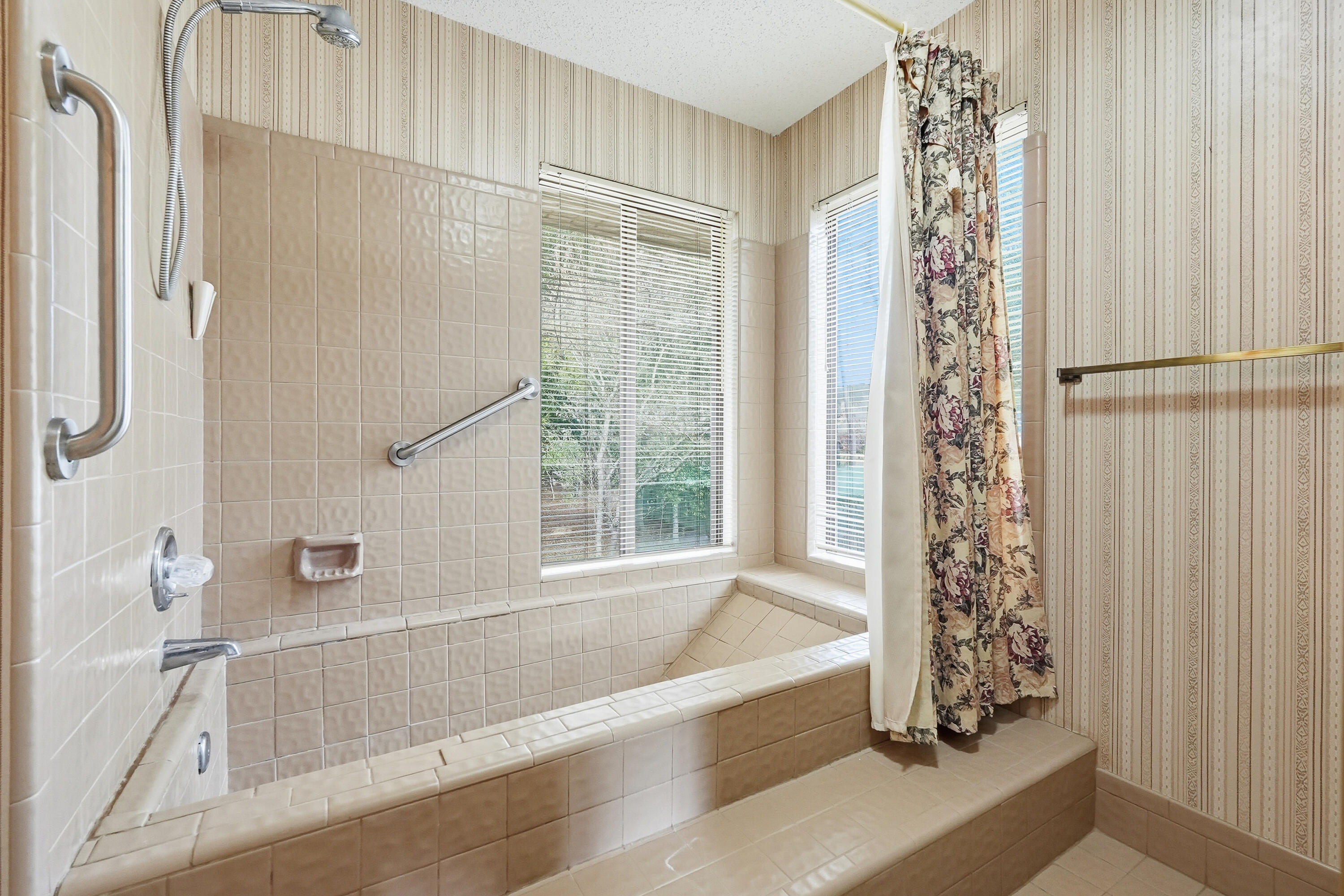 ROCKY BAYOU COUNTRY CLUB ESTATES 3 - Residential