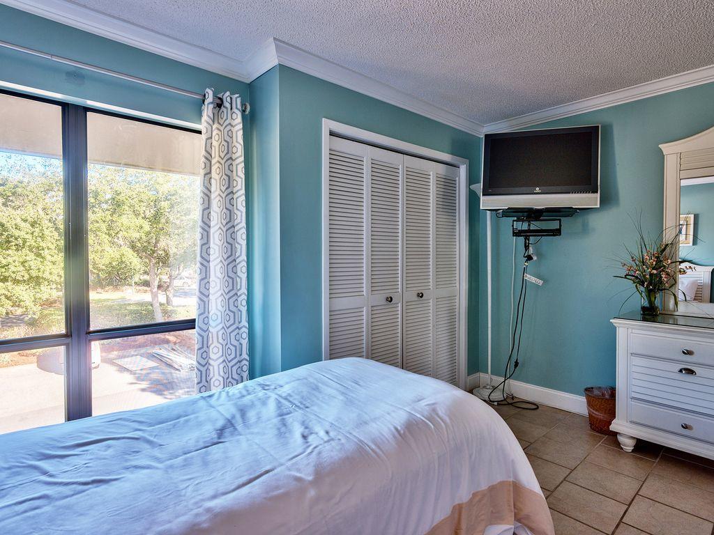 HARBOUR POINT CONDO - Residential