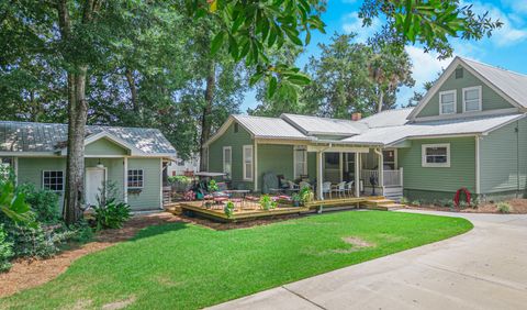 A home in DeFuniak Springs