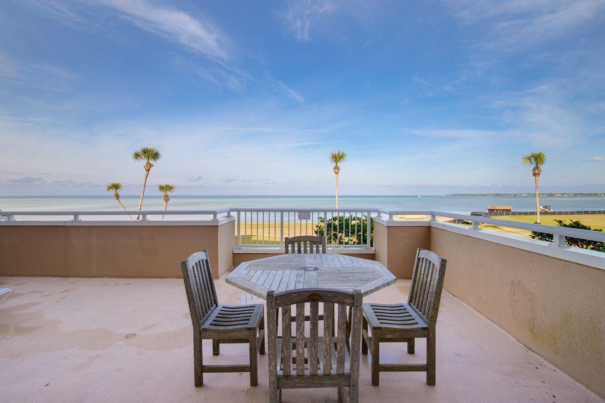 PLAYERS CLUB ON THE BAY - Residential