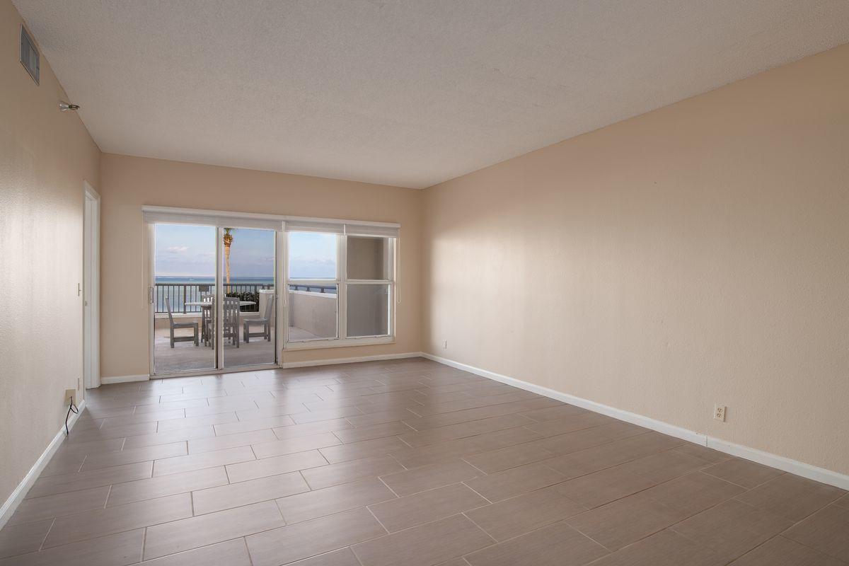 PLAYERS CLUB ON THE BAY - Residential