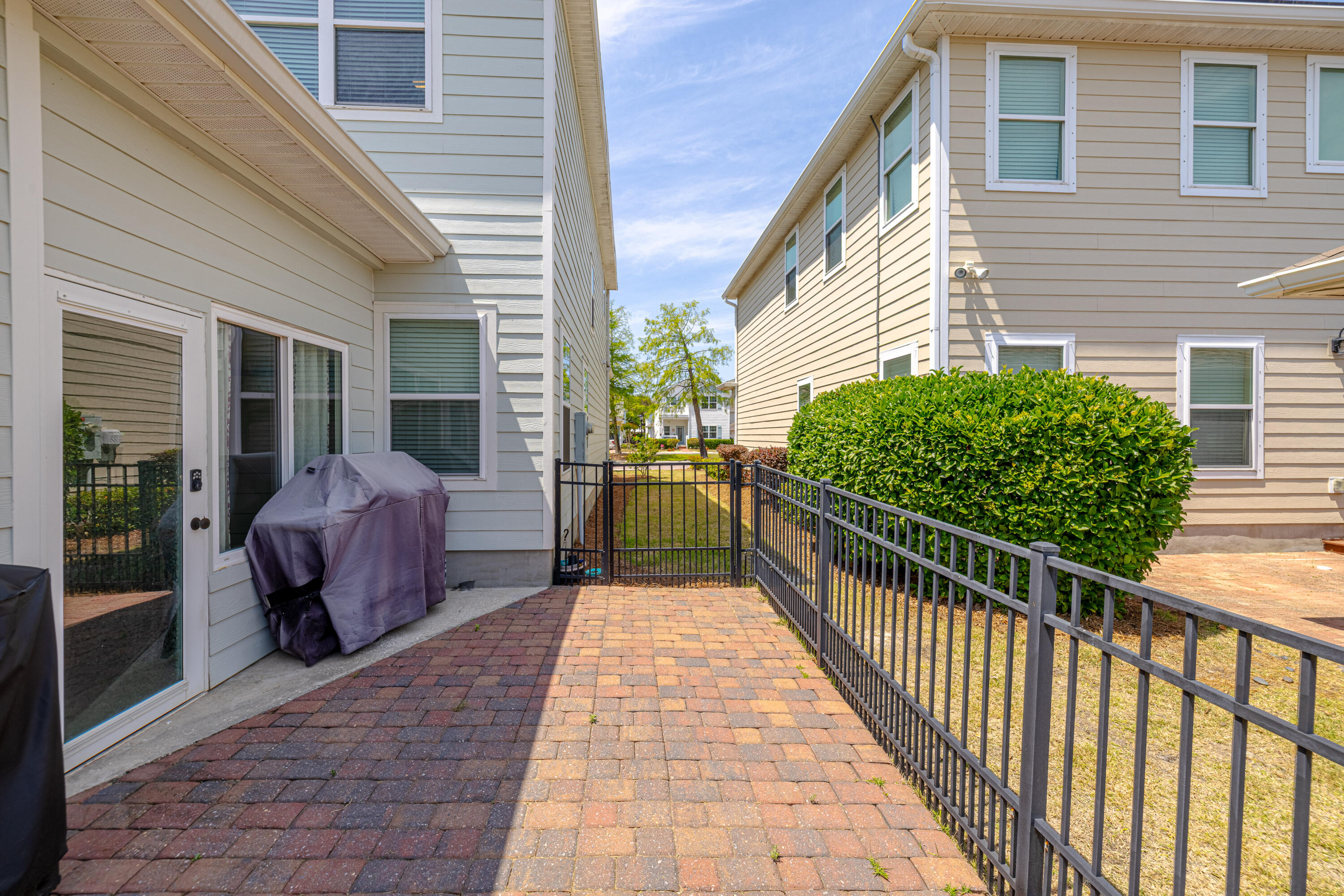 MAGNOLIA BAY CLUB T/H PH II - Residential