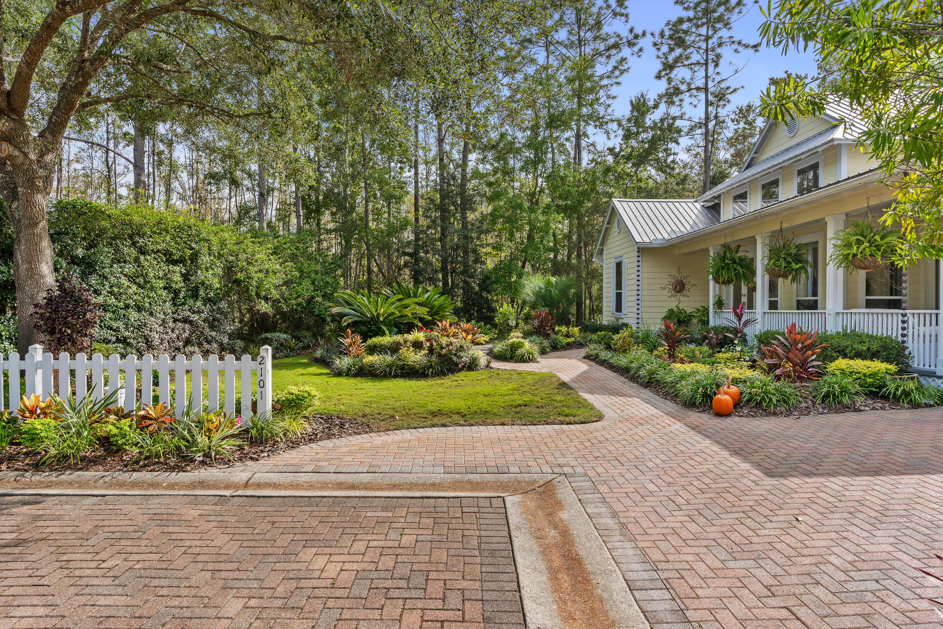 CRYSTAL LAKE - Residential