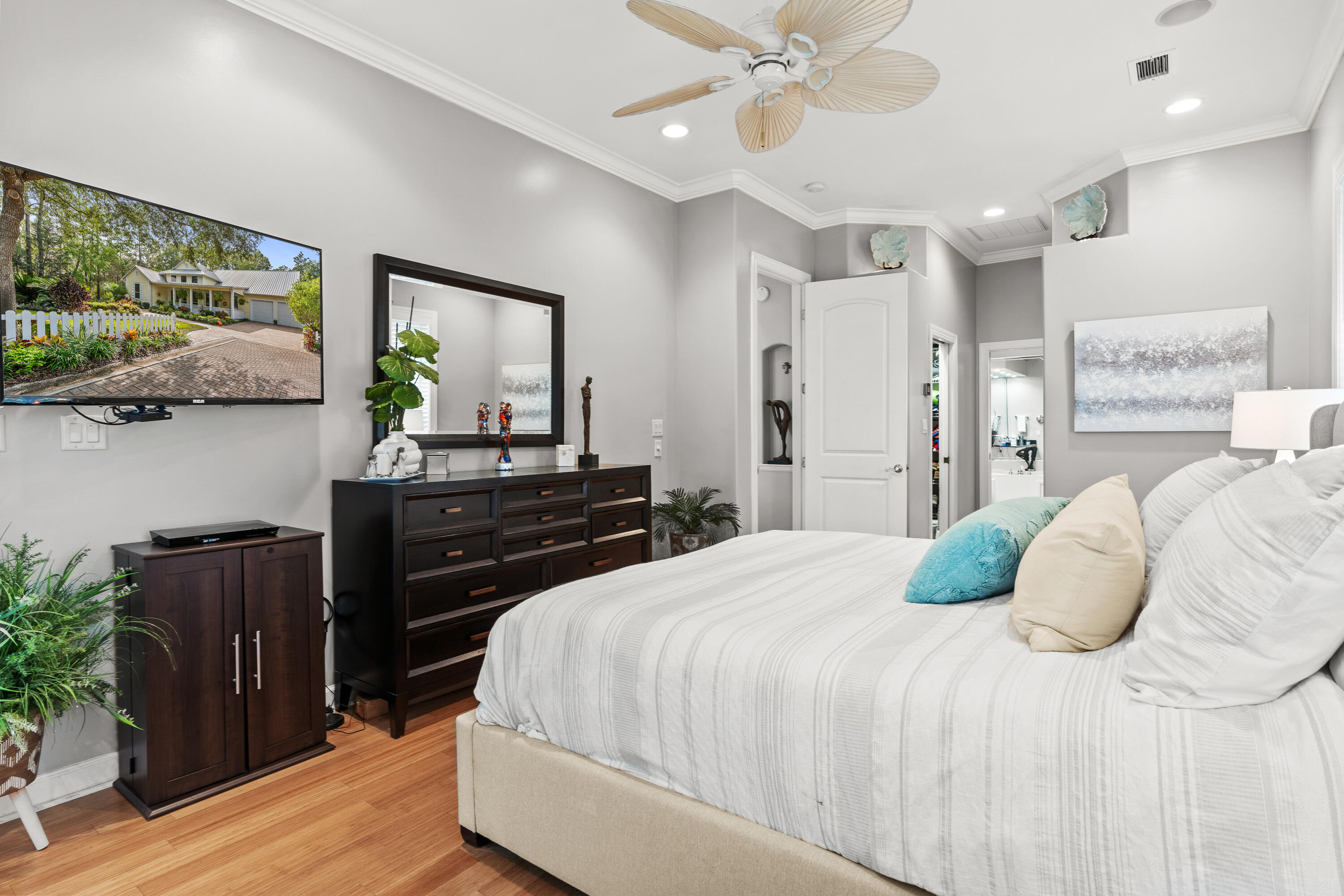 CRYSTAL LAKE - Residential