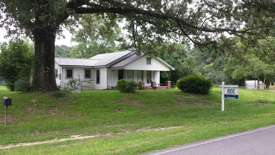 This is a beautiful country place located just east of Highway 85 going towards Paxton. 35 acres for all your horses to have plenty of room. This home has updated light fixtures and other updates. Spacious living area and bedrooms. Home has inside laundry and large bathroom. Home has lots to offer.