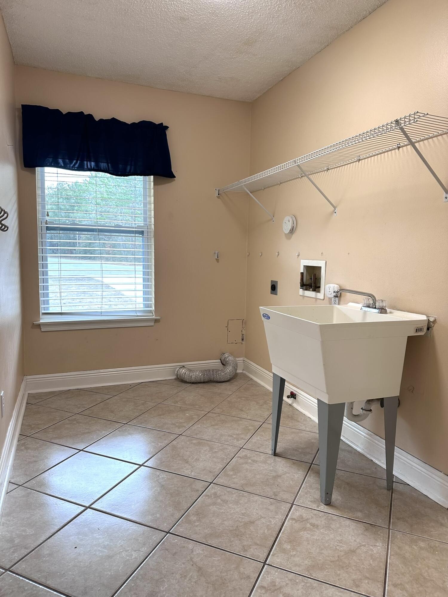 EAST BAY RIVER ESTATES 1ST ADDN - Residential Lease