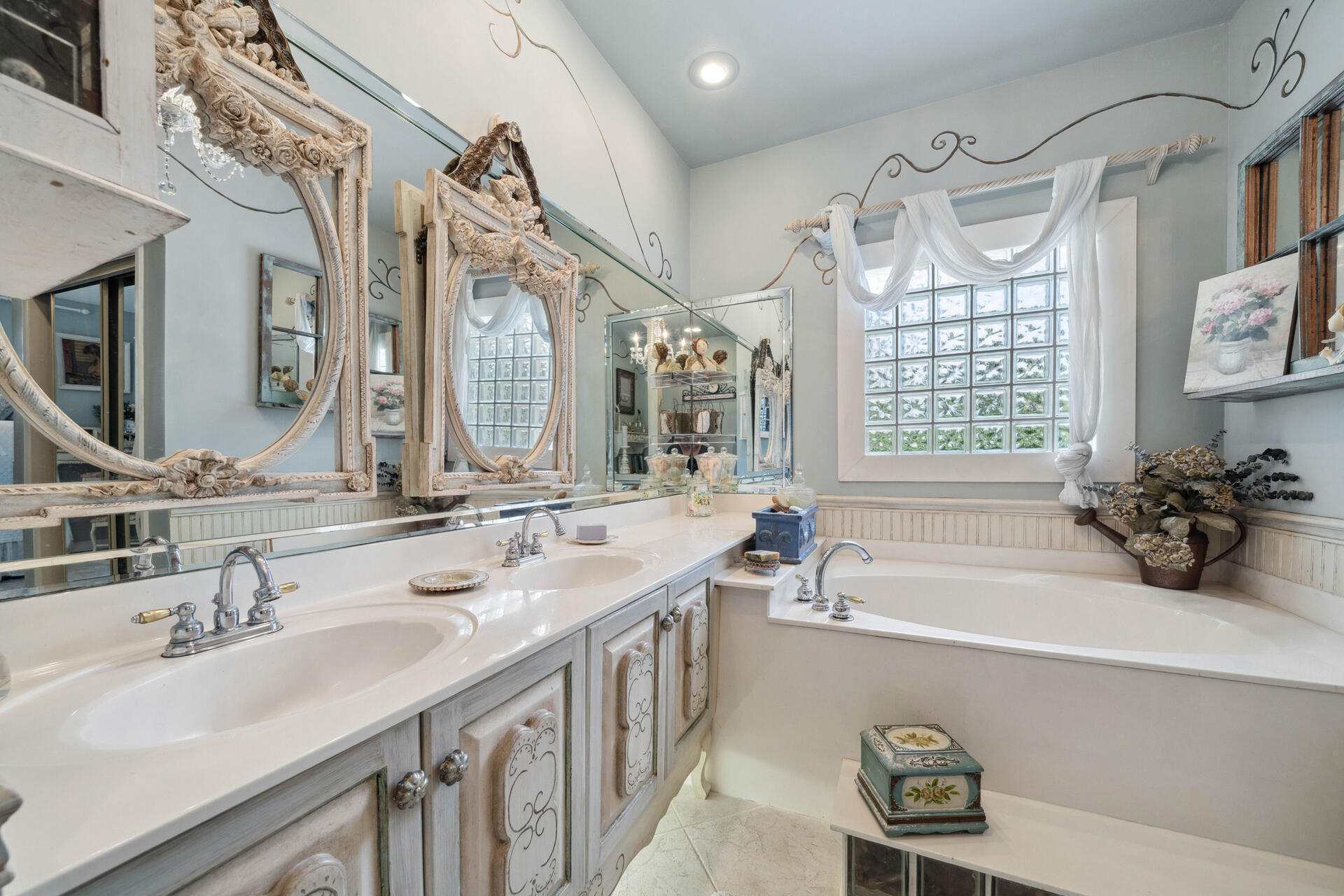 BAYVIEW MANOR - Residential