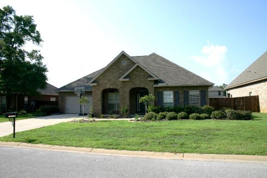 Beautiful 5 bedroom home in north Crestview.