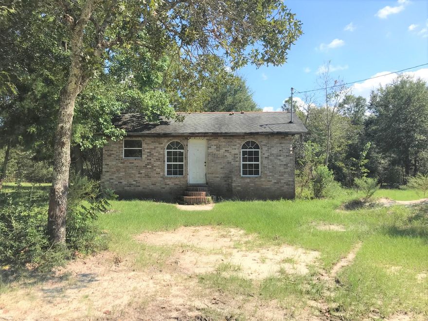 Handyman special! This is a great opportunity for the handyman or investor. Home is in need of work and will require a cash buyer.