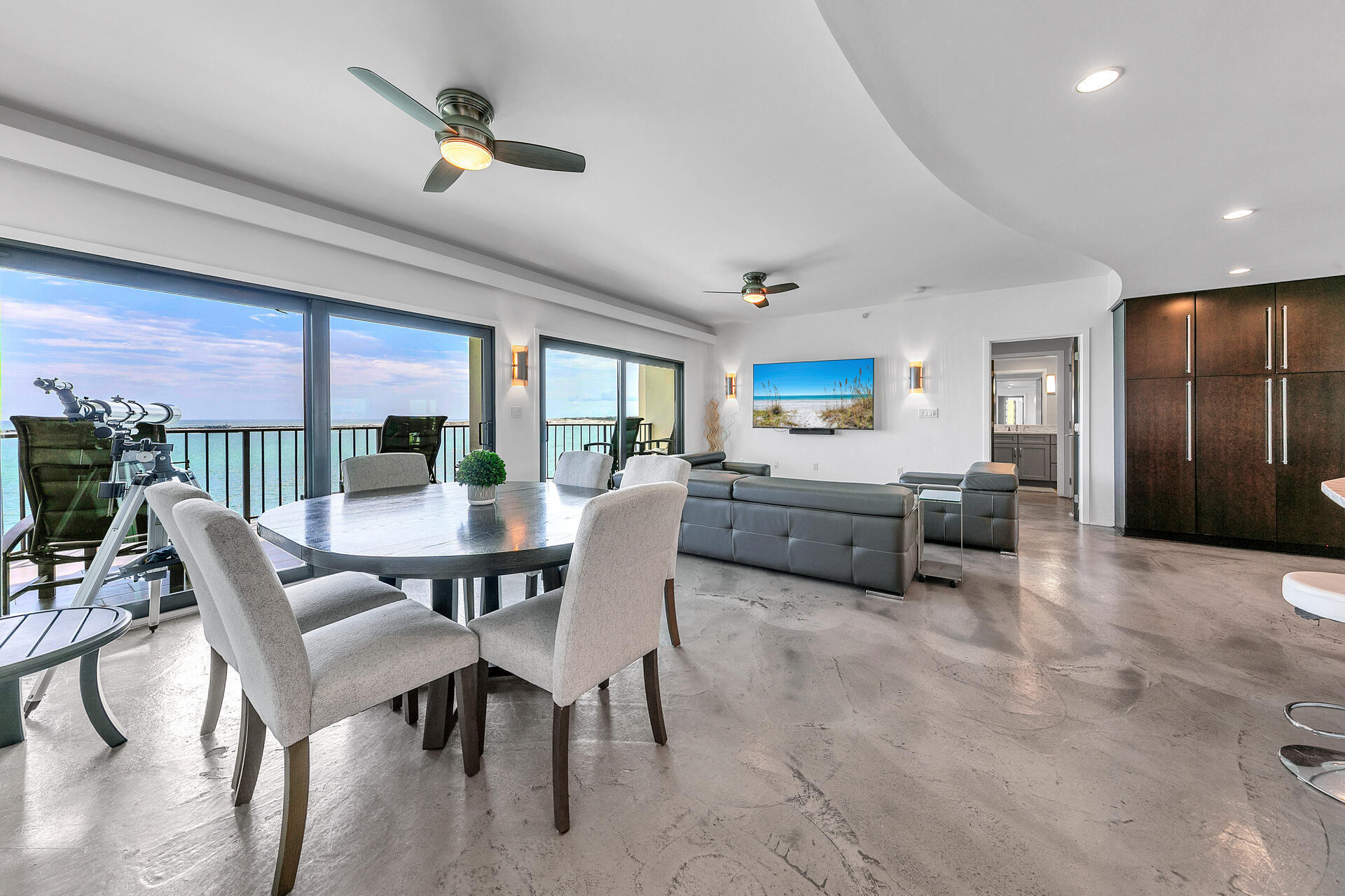 WATERVIEW TOWERS YACHT CLUB - Residential
