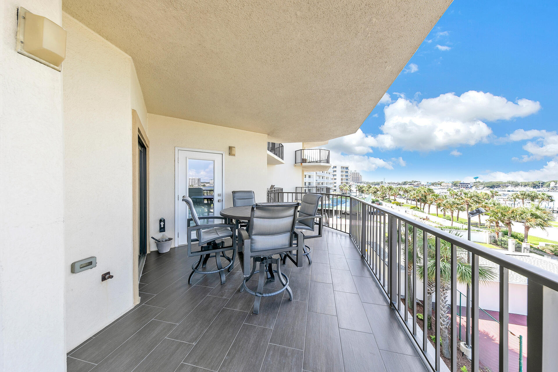 WATERVIEW TOWERS YACHT CLUB - Residential