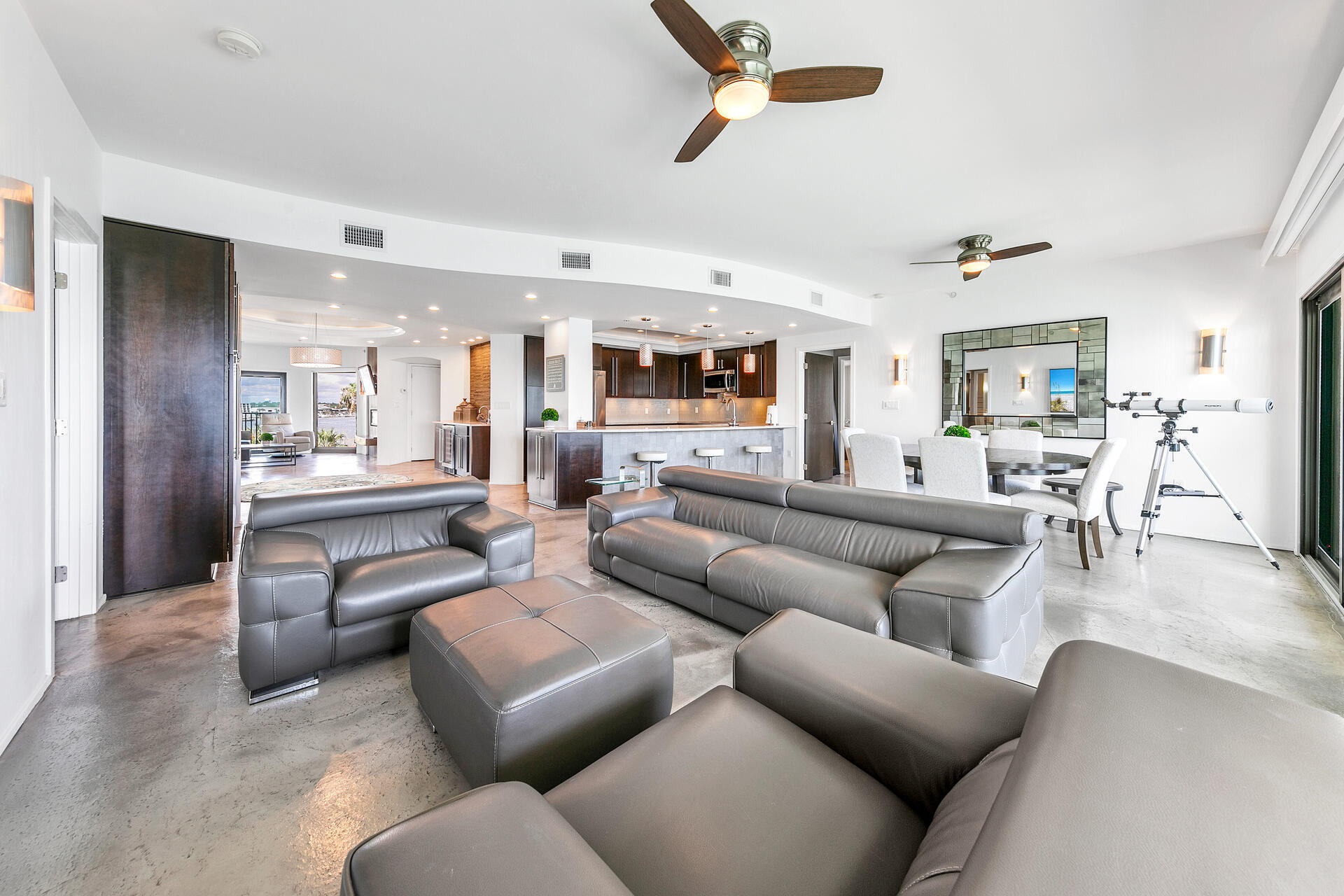 WATERVIEW TOWERS YACHT CLUB - Residential