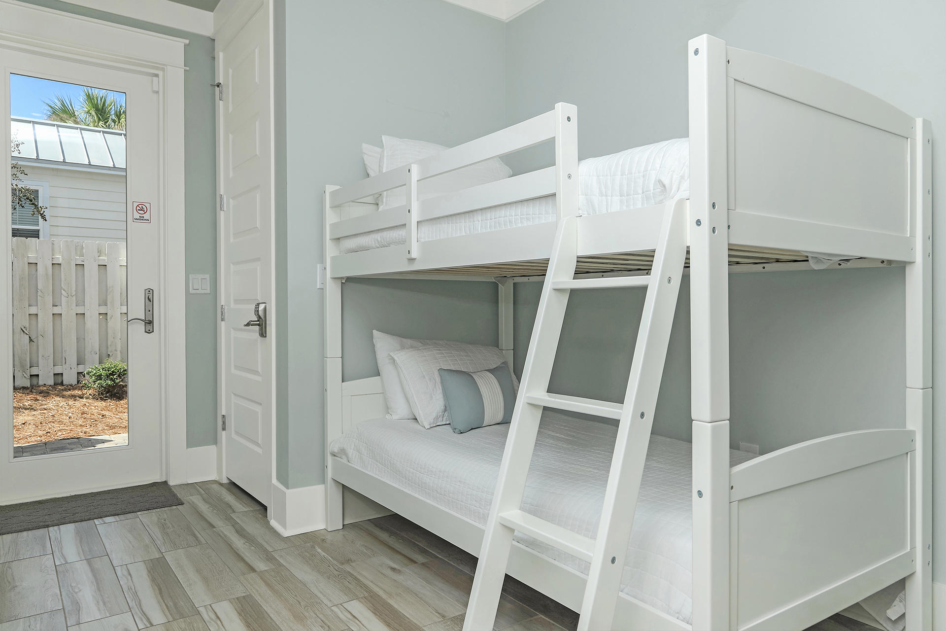 HIDDEN PALMS - Residential