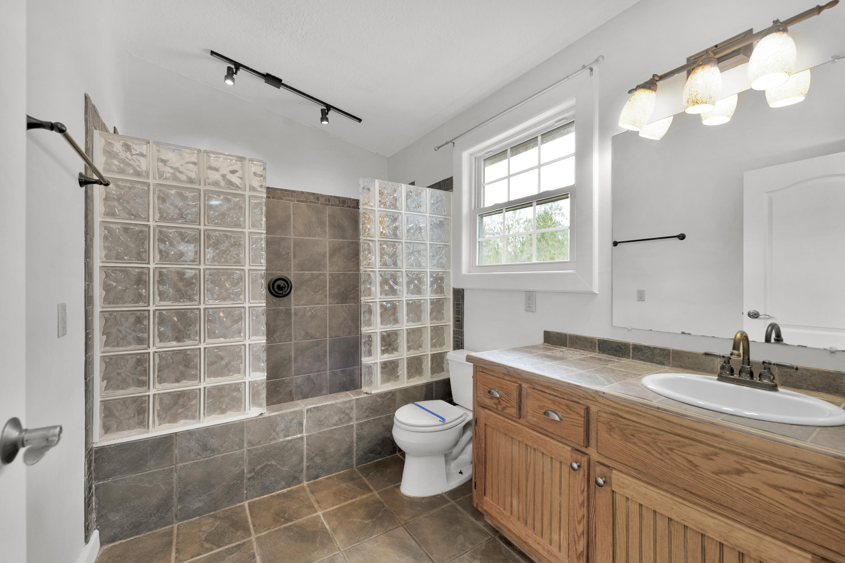 COUNTRY CLUB ESTATES 1 OF CRESTVIEW - Residential