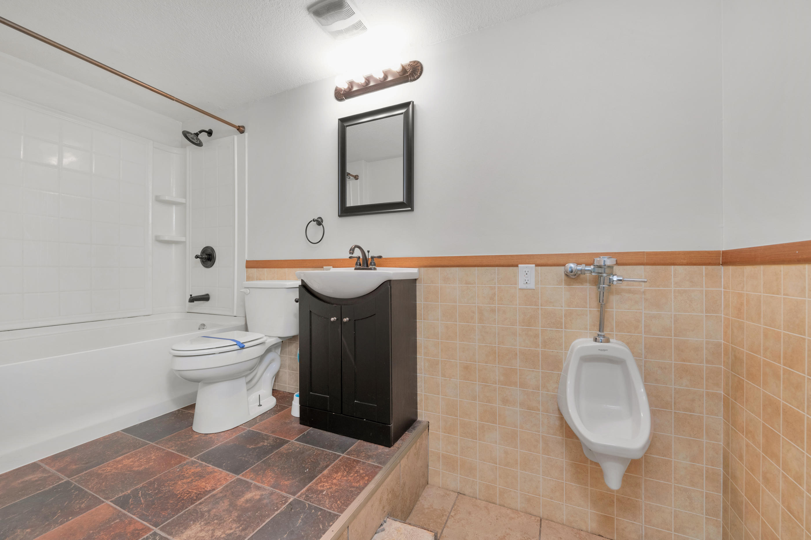 COUNTRY CLUB ESTATES 1 OF CRESTVIEW - Residential