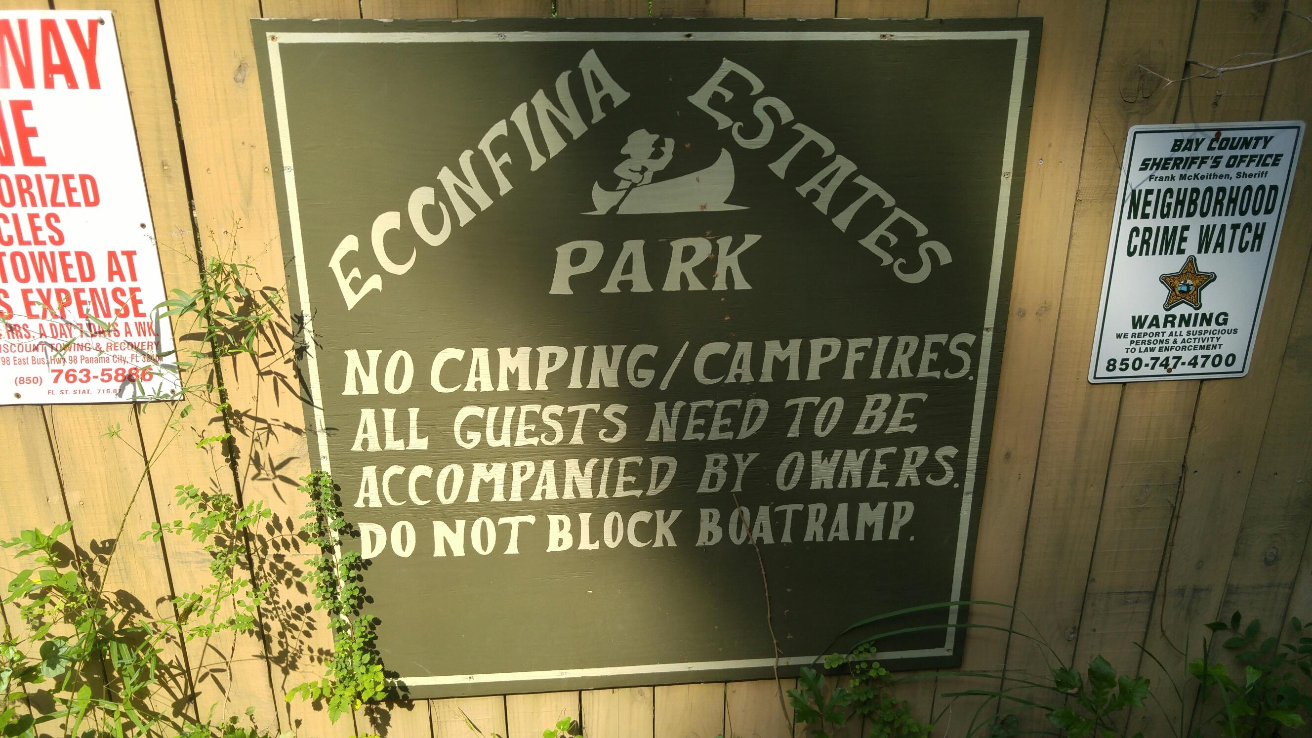 Wonderful building lot with Private Boat Ramp and picnic area at Econfina Estates. Come and enjoy nature !