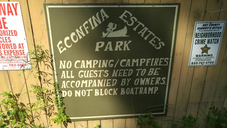 Wonderful building lot with Private Boat Ramp and picnic area at Econfina Estates. Come and enjoy nature !