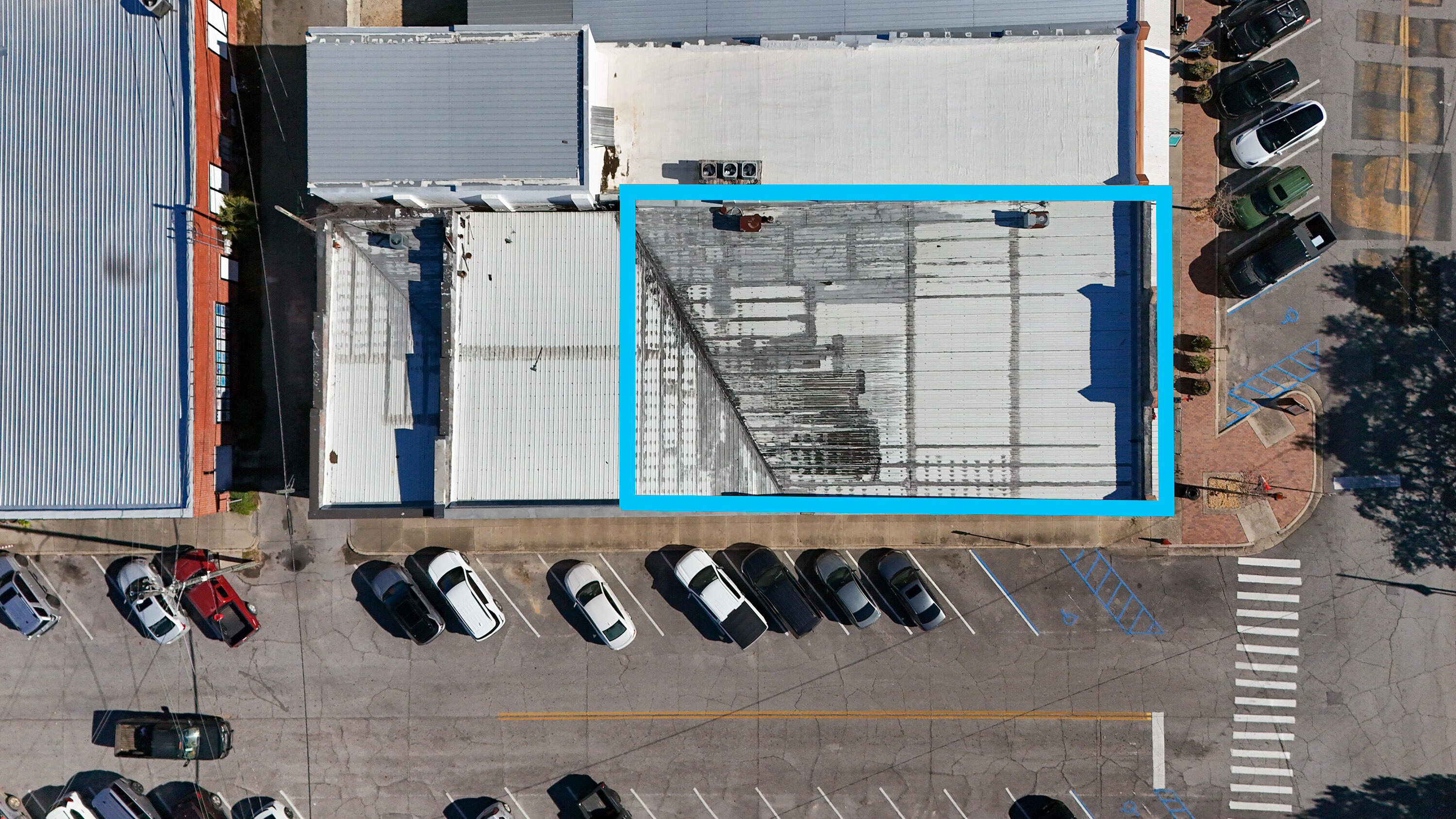 Main image without alt text