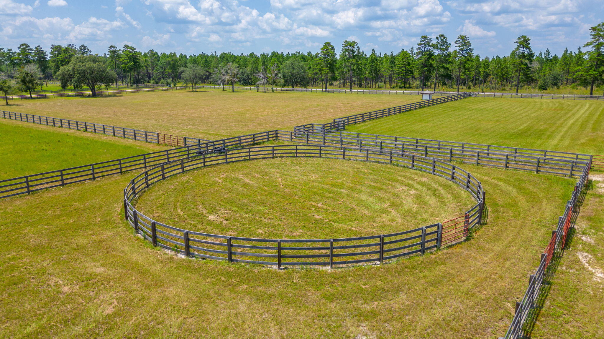 STABLES AT SANDY PINE - Farm