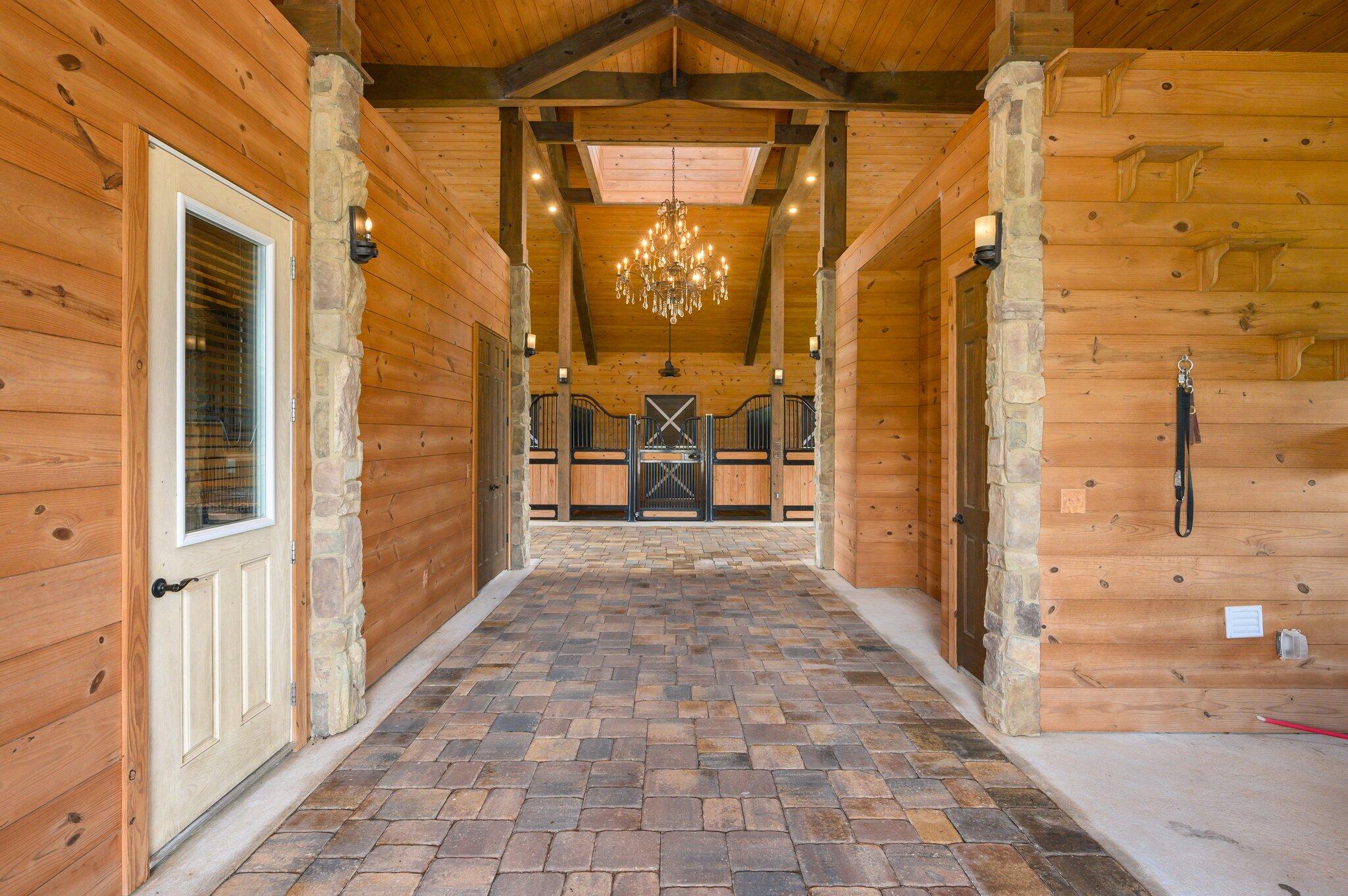 STABLES AT SANDY PINE - Farm