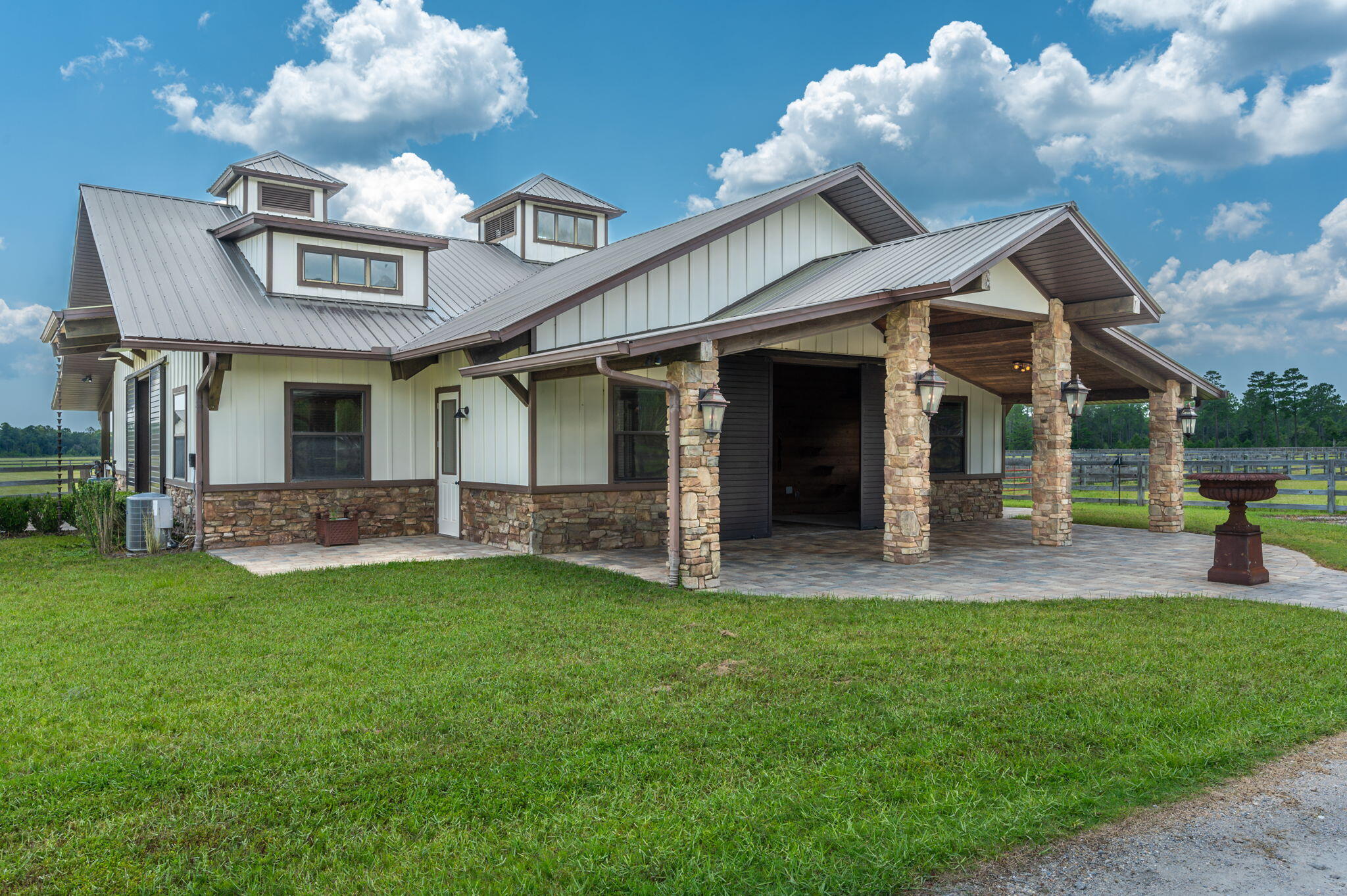 STABLES AT SANDY PINE - Farm