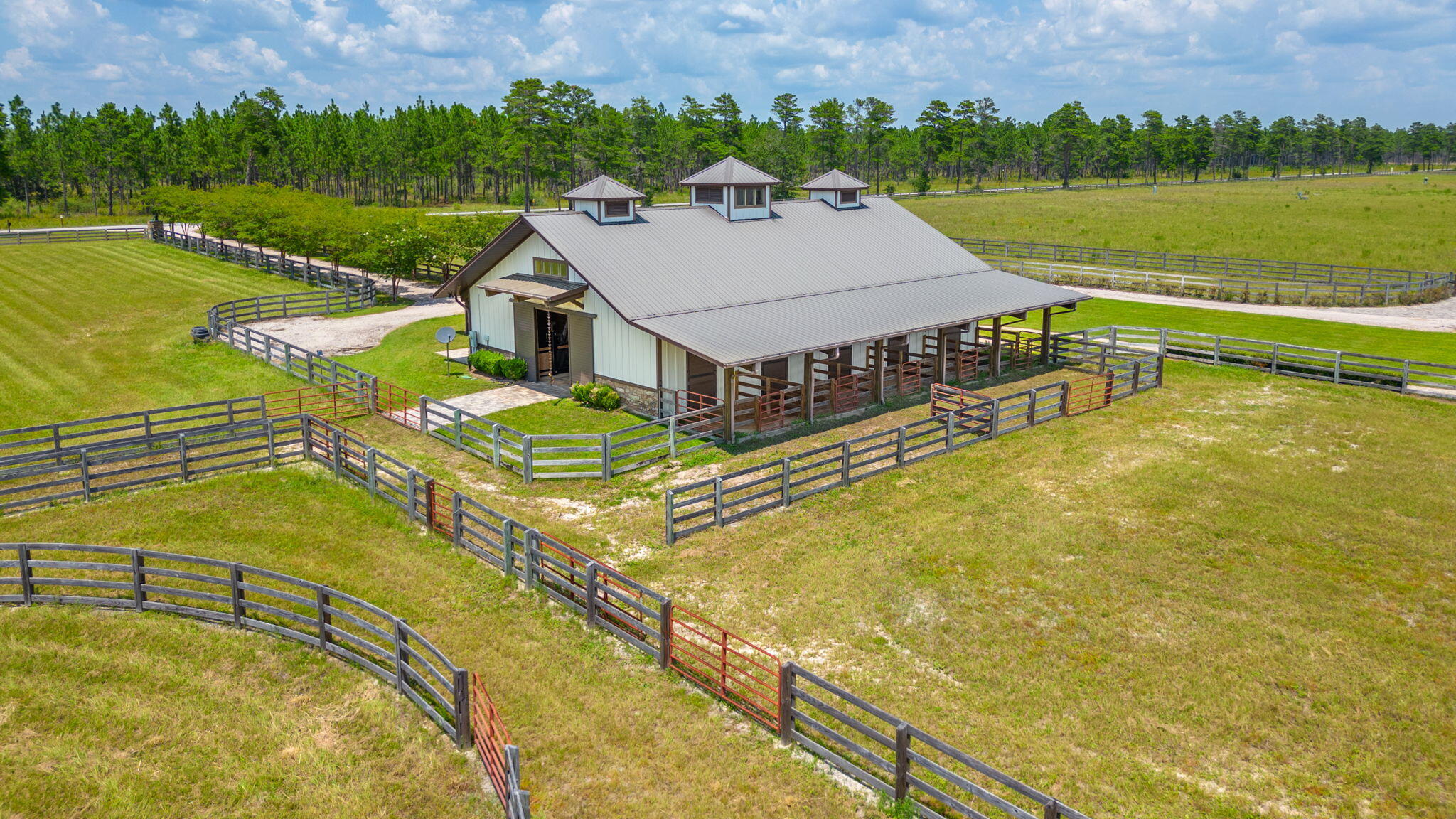 STABLES AT SANDY PINE - Farm