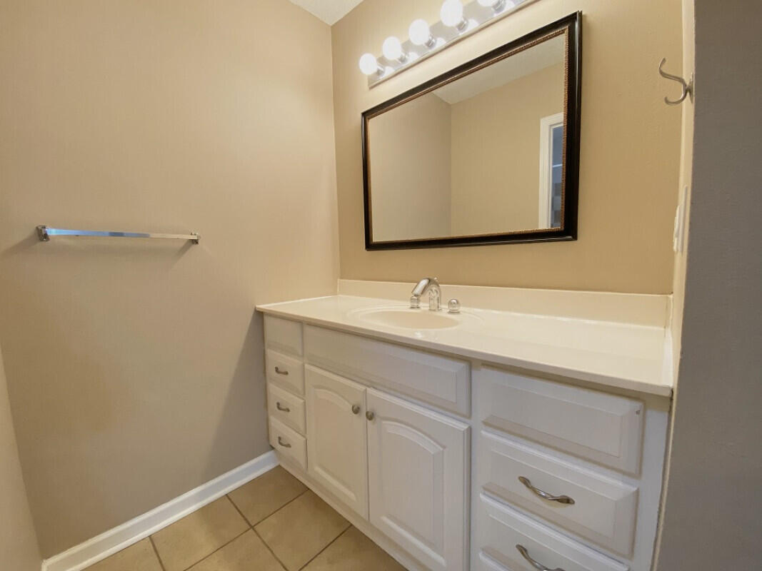 COUNTRYVIEW EST - Residential