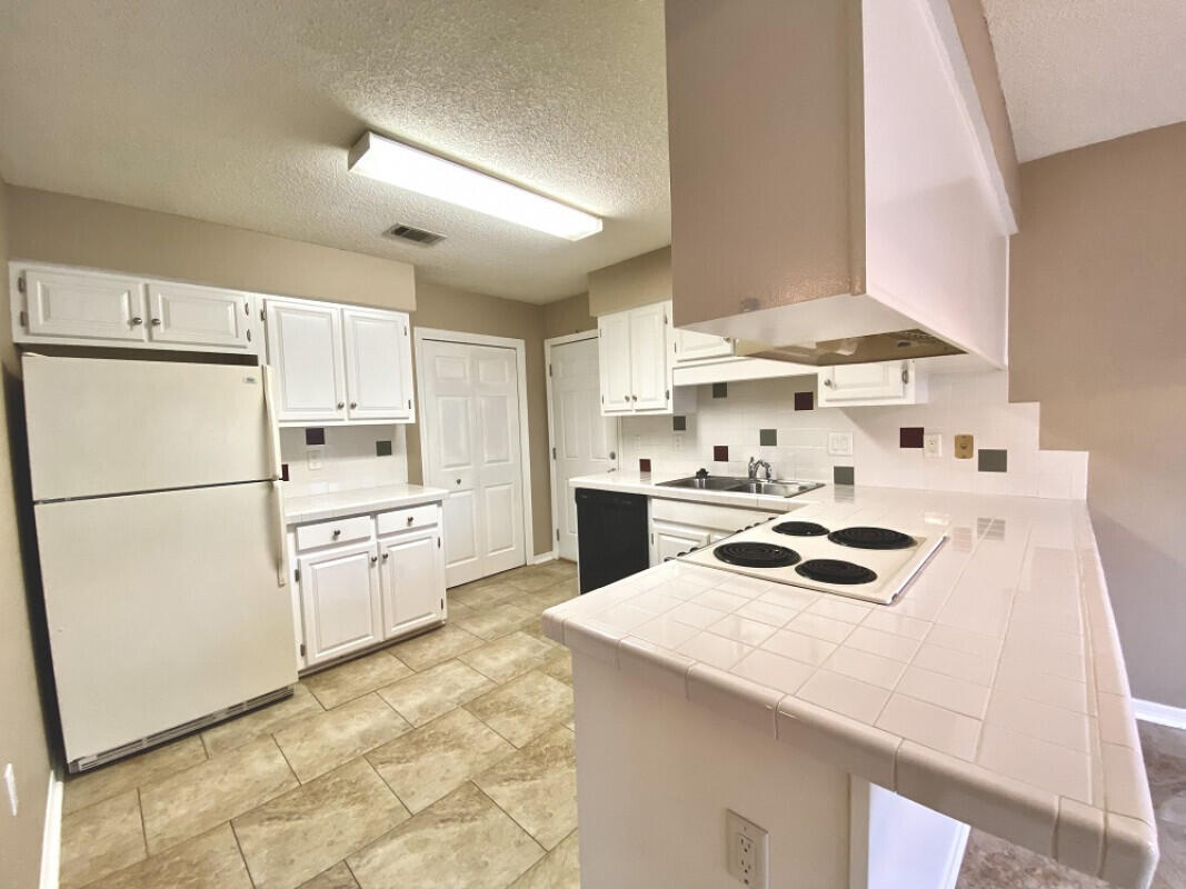 COUNTRYVIEW EST - Residential