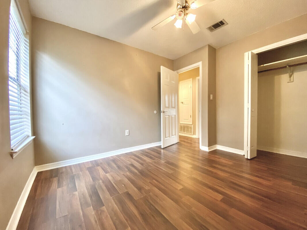 COUNTRYVIEW EST - Residential