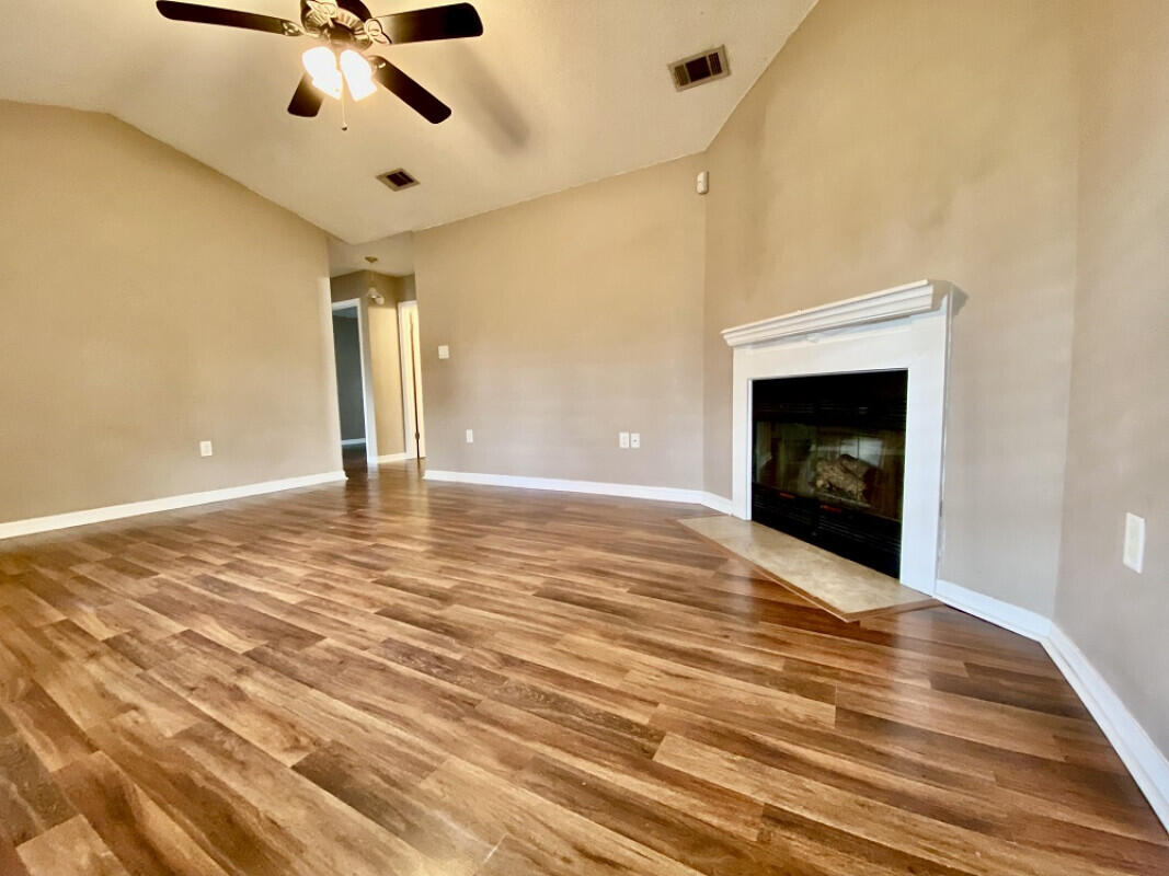 COUNTRYVIEW EST - Residential