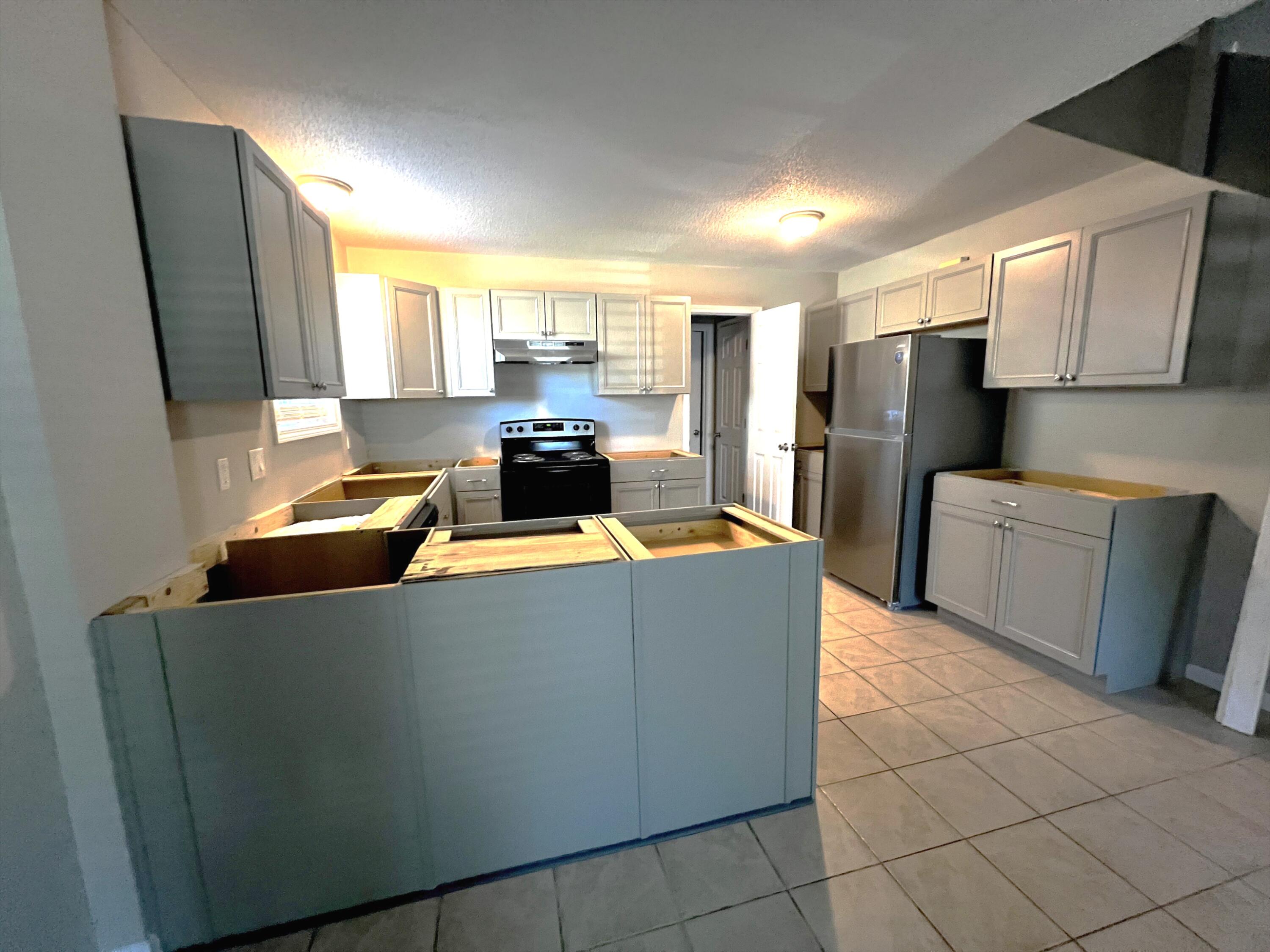 HAMPTONS TOWNHOMES THE - Residential Lease