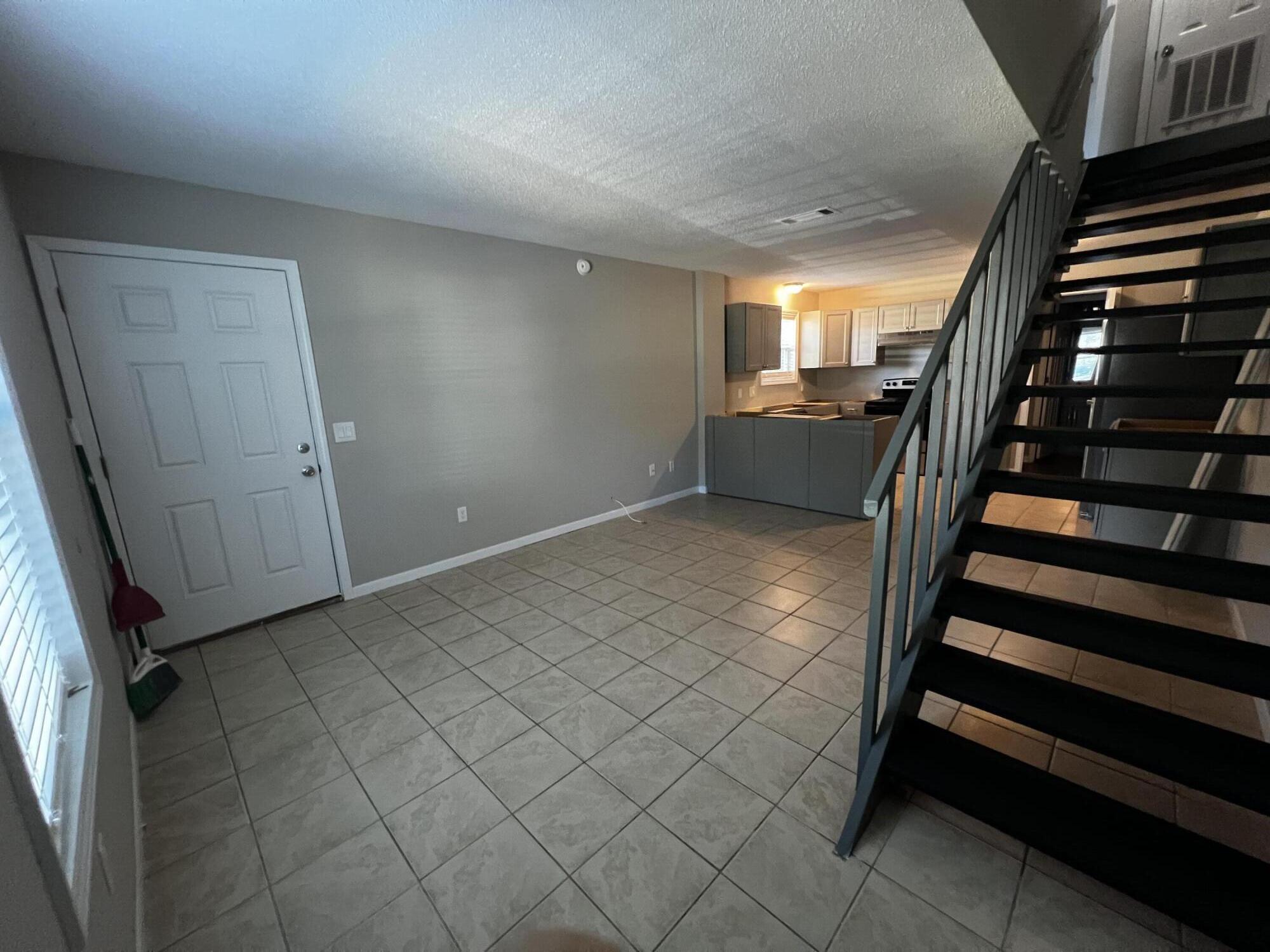 HAMPTONS TOWNHOMES THE - Residential Lease