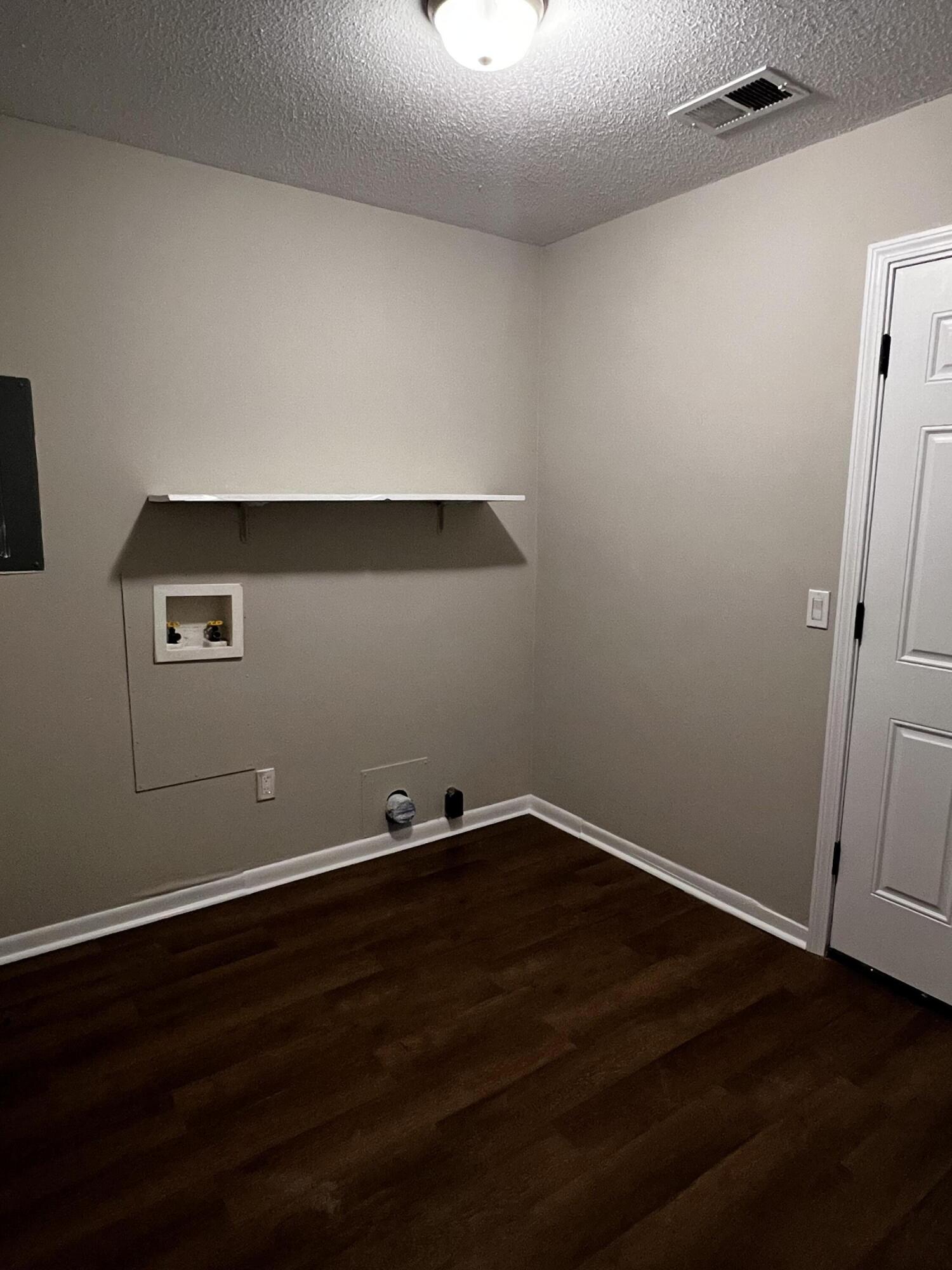 HAMPTONS TOWNHOMES THE - Residential Lease