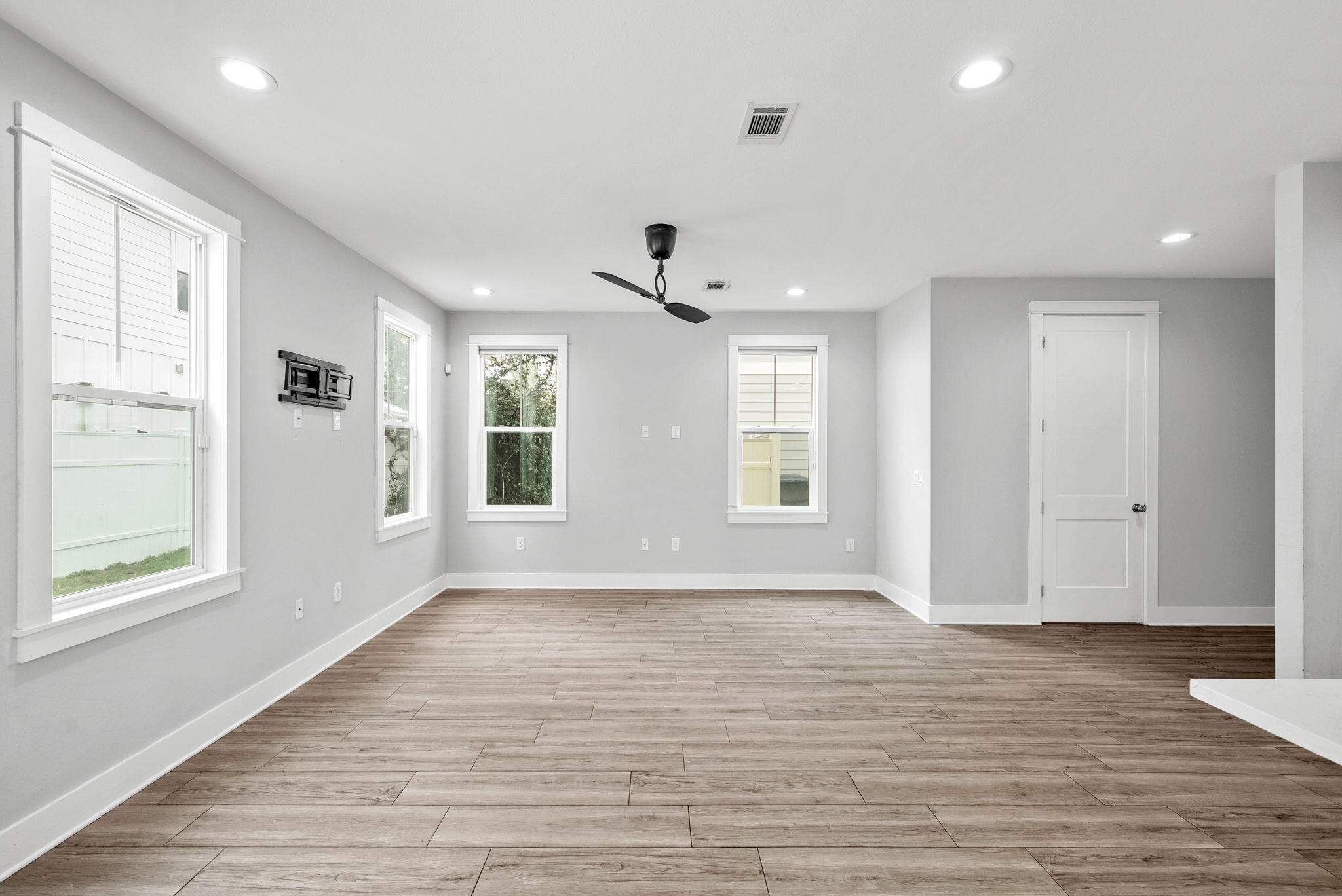 LIGHTHOUSE POINTE - Residential