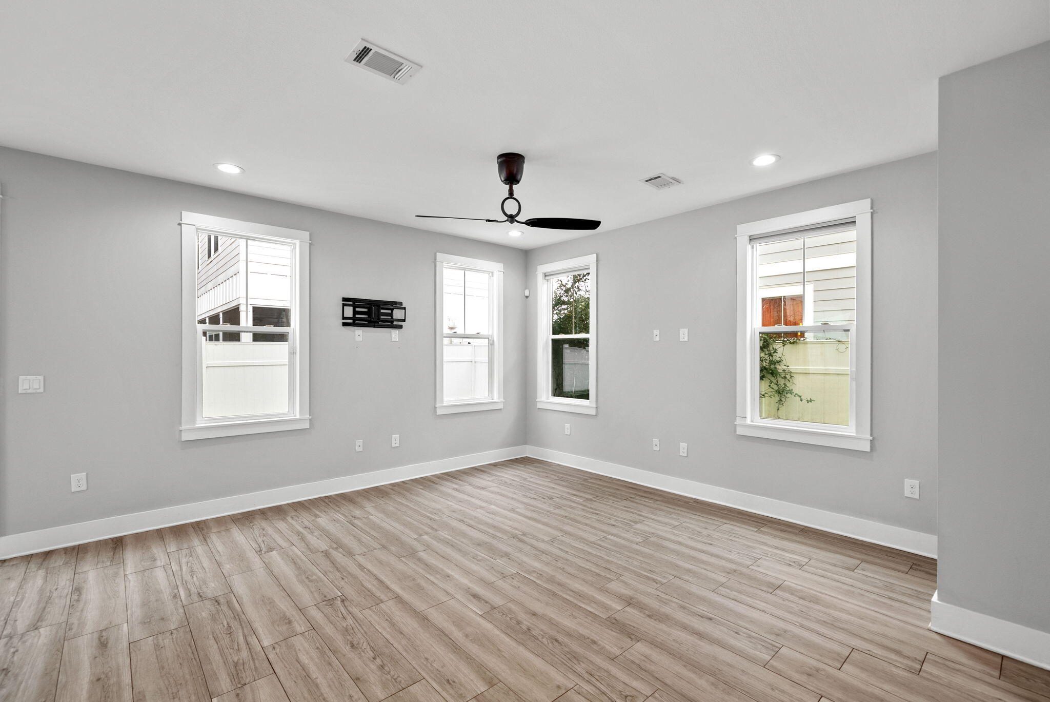 LIGHTHOUSE POINTE - Residential