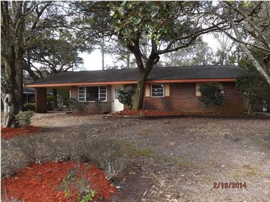 Great neighborhood convenient to school, the mall and access to the beach. The is a Freddie Mac property and they do not pay doc stamps on the deed. That must be buyers' expense. Asset #1105427