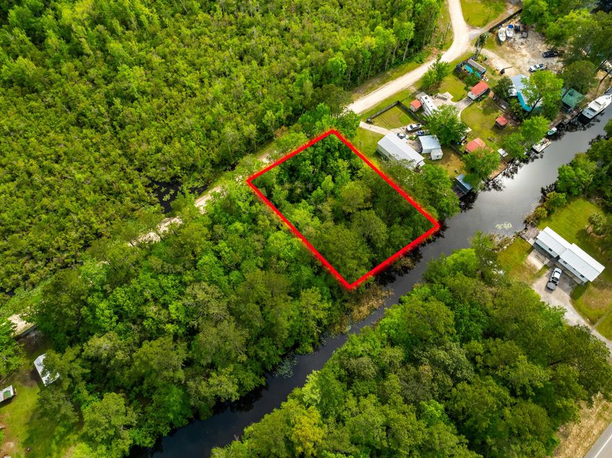 Stunning Waterfront Property! Discover a serene, private neighborhood perfect for waterfront living. This beautiful lot on Alaqua Creek offers direct access to Choctawhatchee Bay and the Intracoastal Waterway. Enjoy the best of Florida's coastal lifestyle in a tranquil setting.