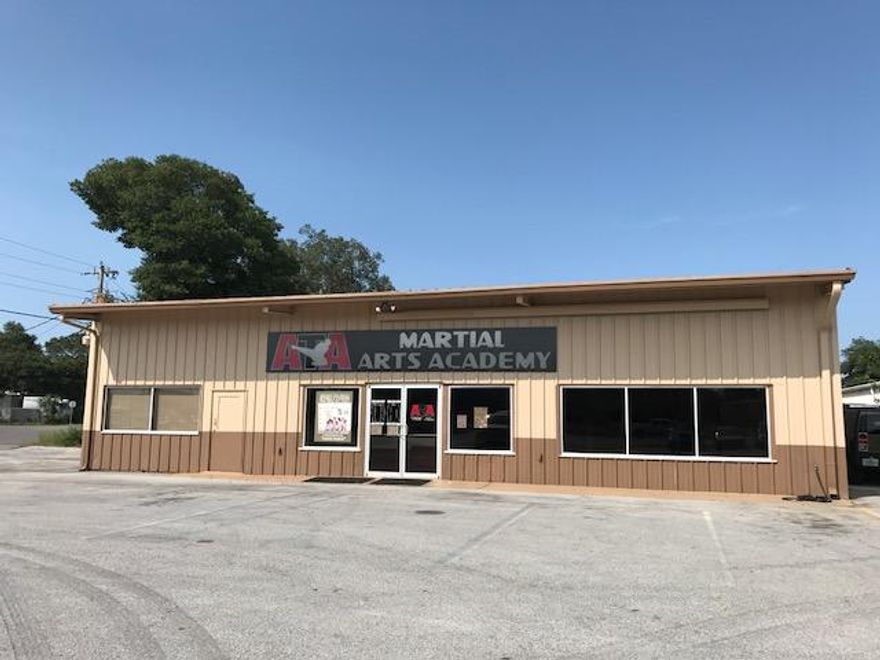 This stand alone retail bldg has great visibility on busy Racetrack Rd. Bldg has a spacious open retail area, 1 private office, large private room, and 1 bathroom.