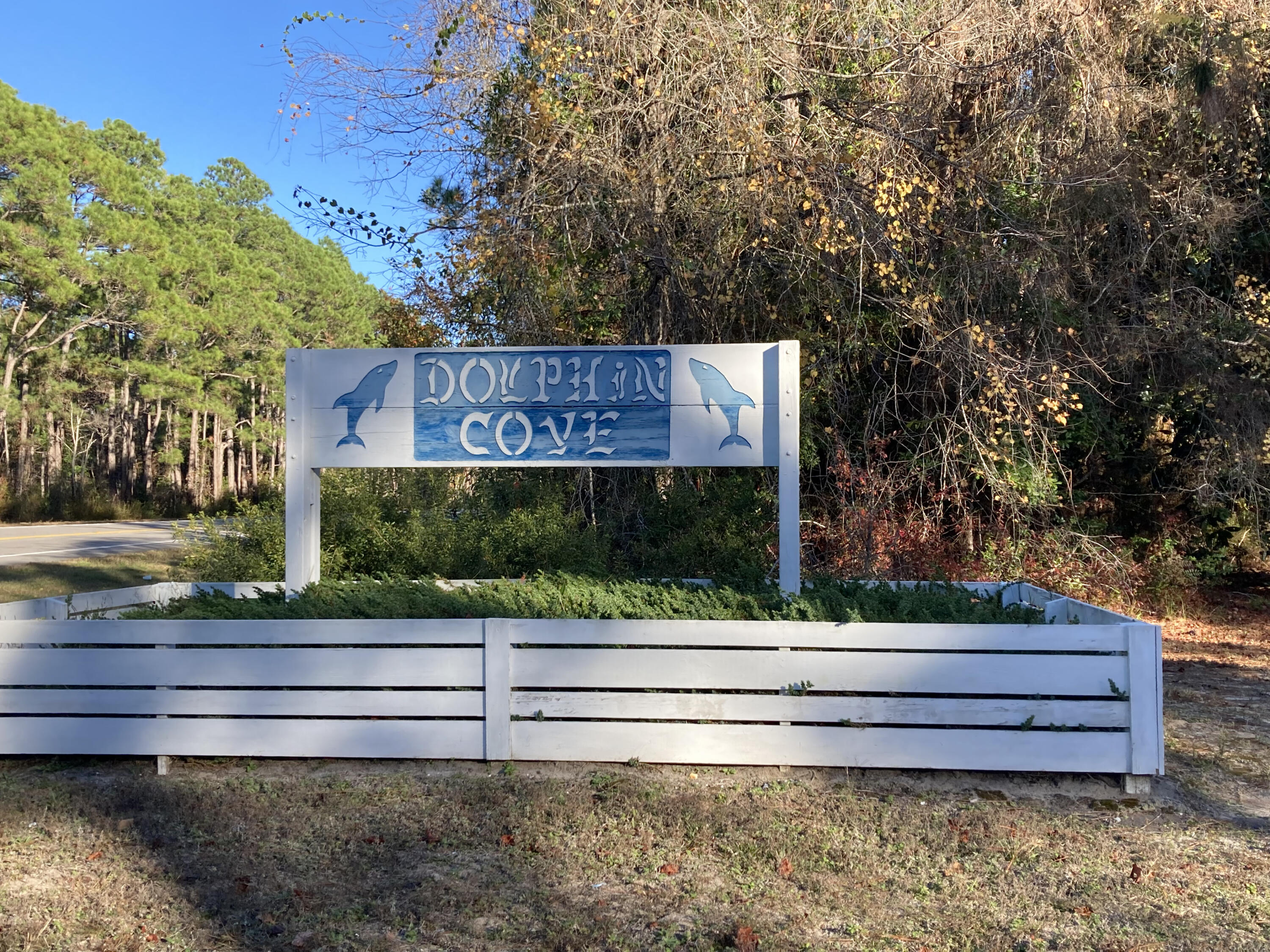 Motivated Sellers! Beautiful wooded lot in Dolphin Cove!Build your dream home! Just a short drive away to enjoy gorgeous white sand beaches in Destin or Walton County.